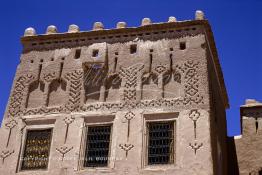 Image du Maroc Professionnelle de  La Kasbah de Taourirt fut édifiée au 17ème siècle par la tribu des Glaoui, située sur une colline au centre urbain de la ville d'Ouarzazate, cette remarquable ancienne bâtisse en pisé parfaitement conservée est l'une des plus belles constructions architecturales de la ville. La Kasbah qui ressemble à un grand château de sable incrusté dans le désert, fait partie du circuit touristique, elle a été classé Patrimoine Mondiale de l’Unesco. Ce véritable joyau de Ouarzazate permet au visiteur de découvrir l’intérieur d’une ksar où résident souvent la population berbères du sud du Maroc. Photo datant du Samedi 23 Août 1997. (Photo / Abdeljalil Bounhar) 